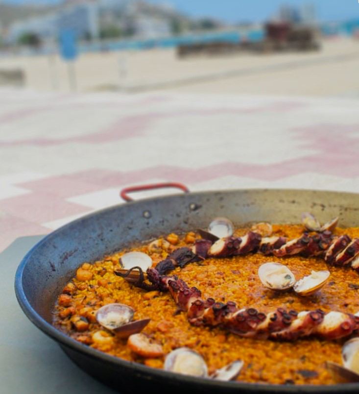 Paella de arroz con pulpo en el paseo marítimo de Cullera