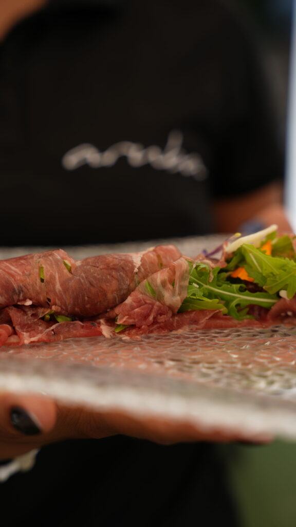 Carpaccio de ternera con rúcula, presentado en Restaurante Aruba