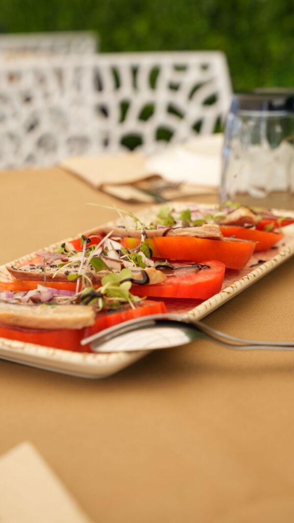 Ensalada de tomate con ventresca de atún y brotes en la terraza